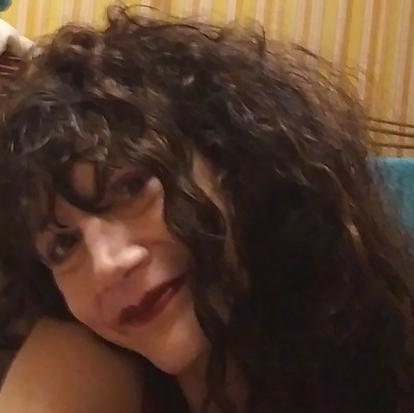 Meet your Posher, Theda. I *need* to sell here!! 😍❤️ - Picture 6 of 16